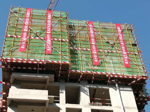 陜煤建設(shè)銅煤公司承建的天籟小區(qū)5#樓順利封頂