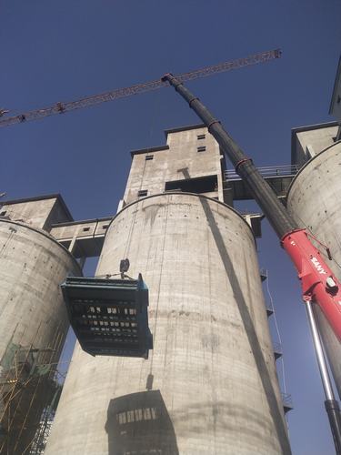 陜煤建設韓城分公司安裝六項目部“追趕超越”大型設備一次性吊裝成功