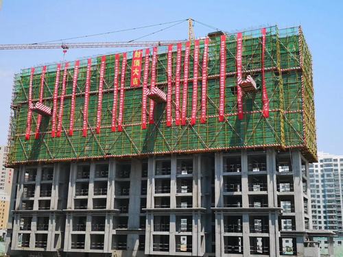 陜煤建設(shè)銅煤公司承建的金地華府項(xiàng)目7#樓主體順利封頂