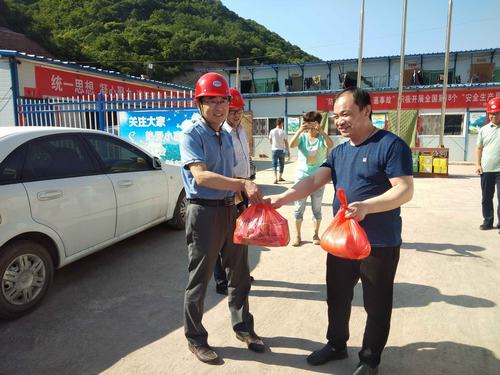 工程建設(shè)忙  業(yè)主單位送“清涼”