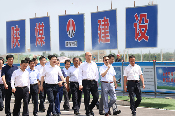 陜西省委副書記、省長劉國中一行深入陜煤建設渭南分公司南京金龍電動車項目視察工作