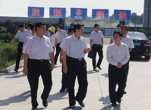 陜西省委常委、省委政法委書記莊長興一行深入陜煤建設(shè)渭南分公司南京金龍電動車項目開展調(diào)研