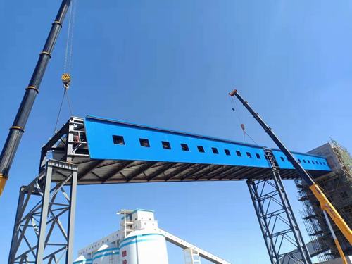 陜煤建設(shè)韓城分公司神木燕家塔項目產(chǎn)品倉至1號轉(zhuǎn)載點棧橋順利吊裝完成