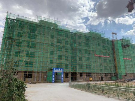 陜煤建設(shè)天工公司土建十七部承建的小保當(dāng)管理及技術(shù)人員1#、2#公寓樓順利封頂