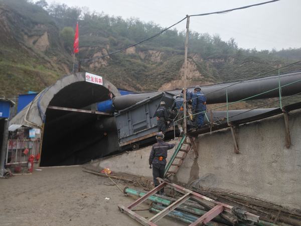 陜煤建設(shè)礦建二公司車(chē)村項(xiàng)目部給煤機(jī)順利入井