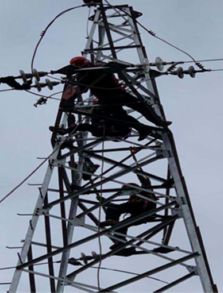 陜煤建設(shè)天工公司安裝一部凌晨完成臨時供電工程調(diào)試送電工作