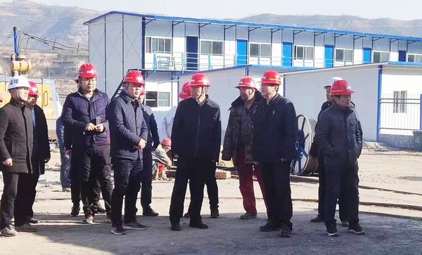 韓城礦業(yè)領(lǐng)導(dǎo)蒞臨陜煤建設(shè)礦建二公司王峰項(xiàng)目部檢查指導(dǎo)工作