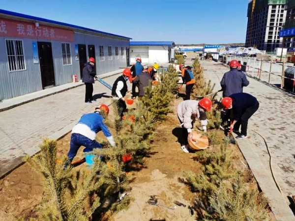 陜煤建設澄合分公司第十二項目部復工復產(chǎn)間隙植樹忙