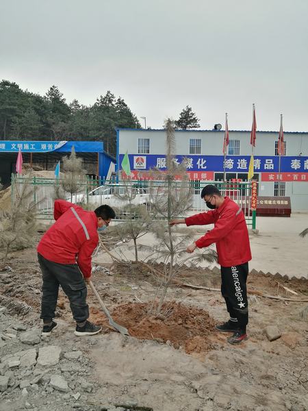 陜煤建設(shè)礦建二公司建莊項(xiàng)目部開展“植樹抗疫、青年先行”植樹活動(dòng)