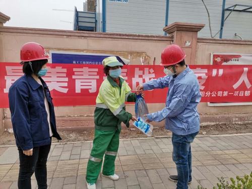 學(xué)雷鋒、展風(fēng)采，爭做最美青年“戰(zhàn)疫人”