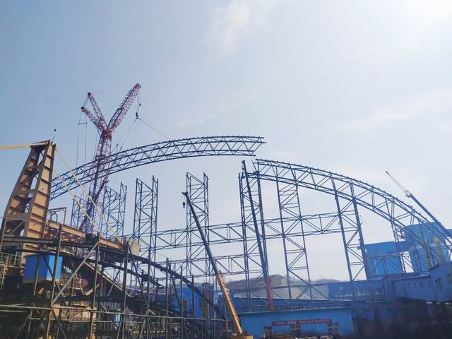 陜煤建設(shè)洗選煤運(yùn)營公司：清水川儲煤場封閉工程第一榀28軸A、B段管桁架吊裝完成