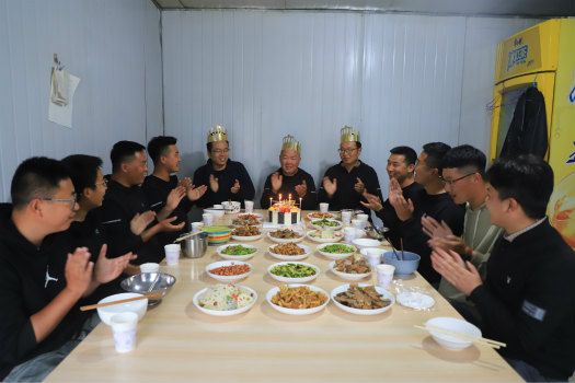 集體生日會(huì) 溫暖職工心