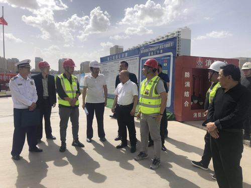 靖邊縣縣委常委、常務(wù)副縣長(zhǎng)孟春偉一行蒞臨陜煤建設(shè)銅煤公司承建的金地華府項(xiàng)目檢查指導(dǎo)工作