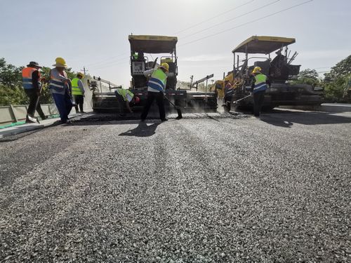 陜煤建設路橋分公司天漢大道項目新建道路完成瀝青攤鋪