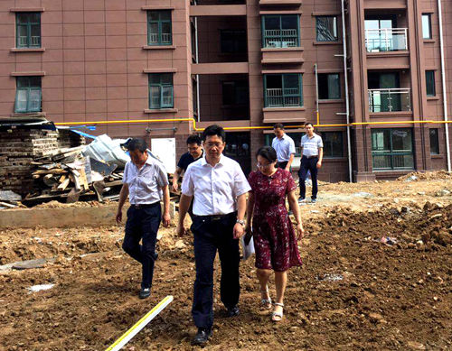 安康市副市長寇全安深入大秦置業(yè)公司龍灣水境小區(qū)調(diào)研