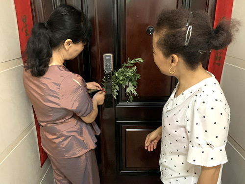 陜煤建設(shè)公司：龍灣水境小區(qū)物業(yè)開展“送艾草、迎端午”活動