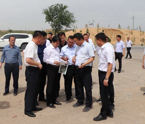 榆林市副市長張勝利蒞臨路橋分公司靖神鐵路項目部現(xiàn)場調(diào)研征地拆遷工作