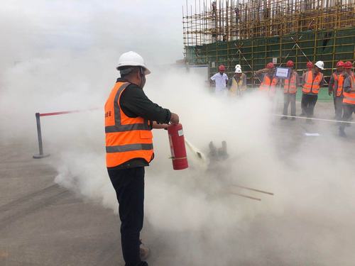 陜煤建設(shè)銅煤公司第十六項(xiàng)目部組織開(kāi)展高處墜落及消防應(yīng)急演練專(zhuān)項(xiàng)活動(dòng)