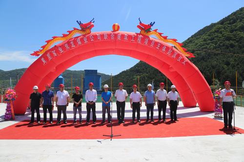 由咸陽分公司承建的雙龍煤業(yè)聯(lián)合建筑工程主體封頂儀式順利舉行