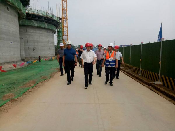 中儲糧西安分公司總經(jīng)理戴中文、新建項目領(lǐng)導小組組長王錄印蒞臨天工公司承建的中儲糧淺圓倉工地檢查指導工作