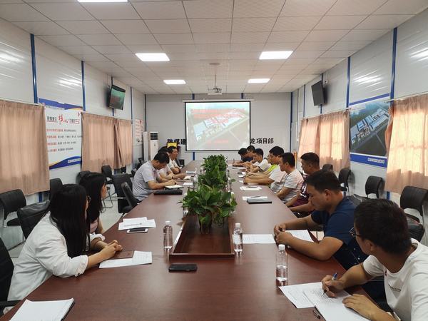 公司領(lǐng)導(dǎo)司正林一行深入渭南分公司南京金龍項(xiàng)目部召開青工座談會