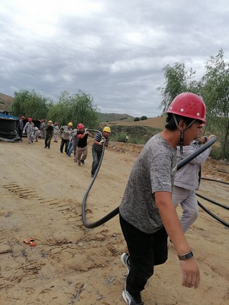 陜煤建設天工公司安裝三部連續(xù)奮戰(zhàn)十四小時成功敷設電纜