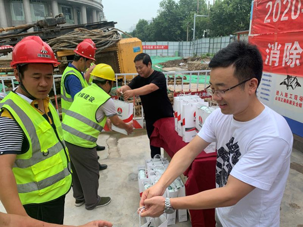 智慧泊車公司：夏日送清涼，關(guān)愛系深情