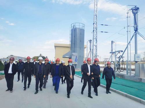 陜西省國資委宣傳處及各媒體采訪團深入靖神鐵路孟家灣機輛中心建設項目施工現(xiàn)場