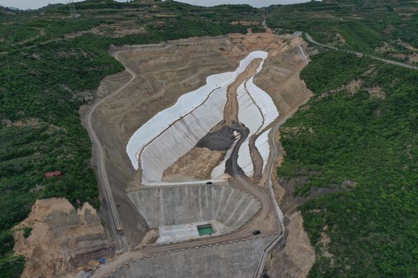 陜煤建設(shè)韓城分公司承建的龍鋼公司綜合渣場項目順利通過竣工驗收