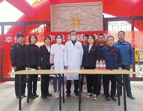 大秦置業(yè)公司秦和物業(yè)神南華府管理處舉辦“幸福小區(qū)  你我共建  濃濃敬老情”義診活動