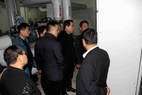 銅川礦業(yè)公司副總經(jīng)理郭全營一行深入銅煤1#、2#小區(qū)現(xiàn)場檢查指導供暖準備工作