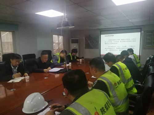 陜煤建設(shè)銅煤公司以領(lǐng)導(dǎo)深入基層講黨課凝聚推動企業(yè)發(fā)展的思想動力