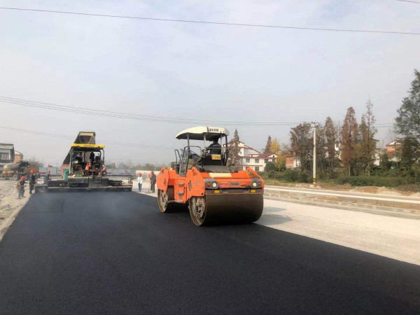 漢中分公司承建的漢中市金華路順利完成主車(chē)道粗粒式瀝青混凝土攤鋪