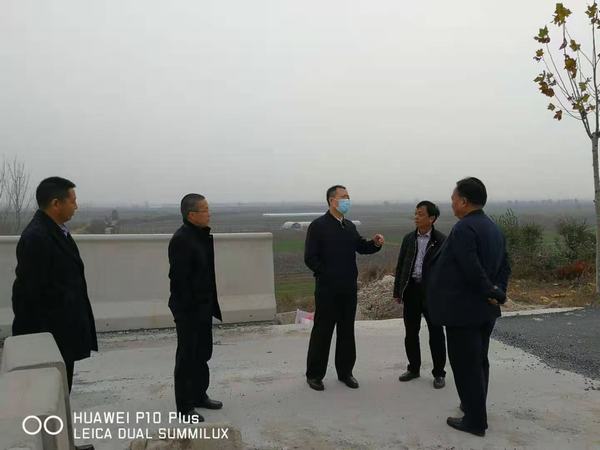 大荔縣縣長杜鑫深入陜煤建設(shè)澄合分公司G242大荔過境段公路建設(shè)項(xiàng)目檢查指導(dǎo)工作