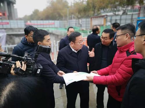 咸陽市副市長王靖深入住建局南廣場地下停車場調(diào)研、視察工作