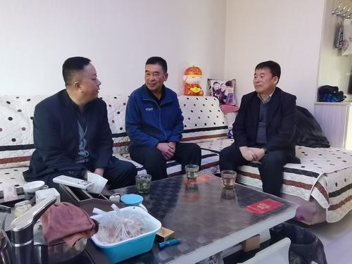 陜煤建設(shè)銅煤公司黨政領(lǐng)導(dǎo)春節(jié)前夕慰問困難職工