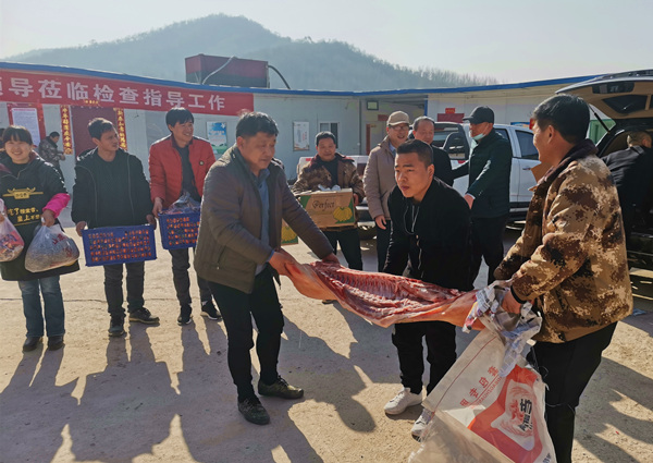 陜煤建設(shè)礦建三公司大年初一送“福”到工地！