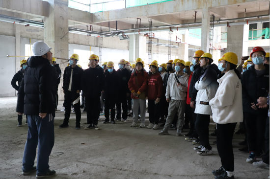 陜西理工大學百位師生走進陜煤建設(shè)漢中分公司天漢坊工地參觀學習