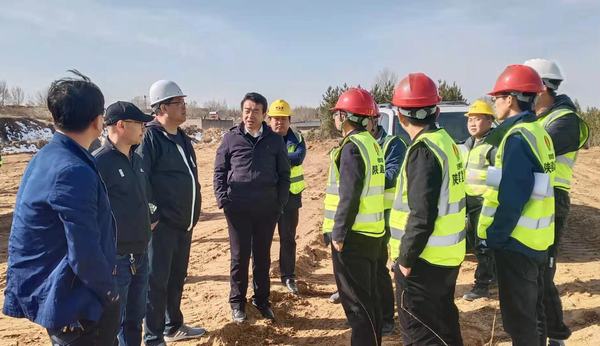 榆林科創(chuàng)新城建設(shè)有限公司總經(jīng)理常應(yīng)宏一行蒞臨科創(chuàng)新城市政一期工程N1項目經(jīng)理部檢查指導(dǎo)工作
