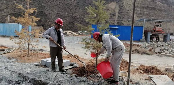 陜煤建設(shè)天工公司安裝三部開展“綠色施工、美化家園”義務(wù)植樹活動(dòng)