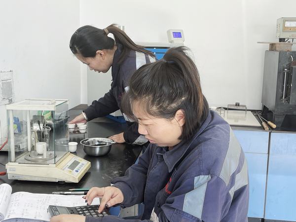 紅粉不嫌靛衣染，精測細(xì)析黑金成