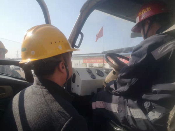 陜煤建設澄合分公司第二機電安裝隊開展入井車輛安全檢查 筑牢運輸安全防線