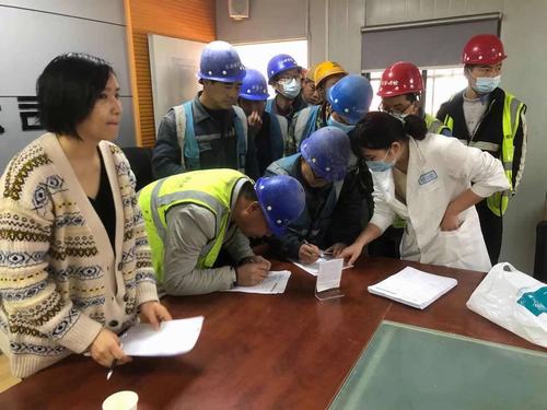 陜煤建設銅煤公司西安項目部組織現(xiàn)場勞務工人進行健康體檢