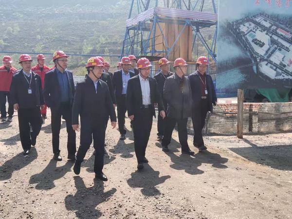 陜煤集團領(lǐng)導(dǎo)一行蒞臨陜煤建設(shè)礦建二公司王峰項目部調(diào)研指導(dǎo)工作