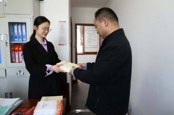 陜煤建設漢中分公司為黨員發(fā)放黨史書籍 夯實理論根基