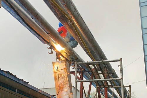 陜煤建設洗選煤運營公司第二項目部:安裝工人冒雨搶修 熱水管路恢復正常