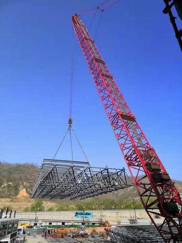陜煤建設(shè)銅煤公司施工的延安保育院劇場超規(guī)模危險性較大工程網(wǎng)架吊裝順利實(shí)施完成