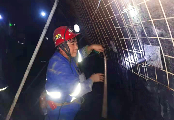 奉獻(xiàn)不言苦，追求無止境