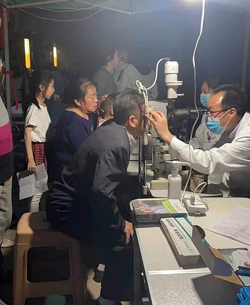 陜煤建設(shè)公司秦和物業(yè)江南世紀城管理處開展“珍愛眼睛”義診活動