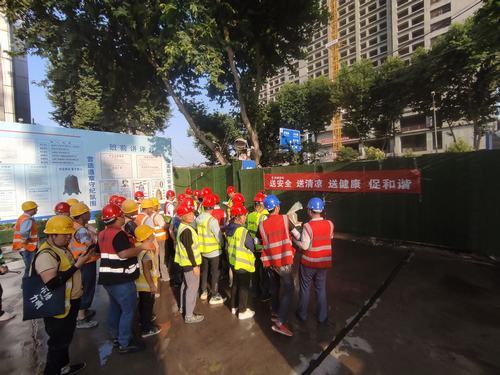 陜煤建設(shè)銅煤第二項(xiàng)目部開(kāi)展為一線工人“送安全、送清涼、送健康、促和諧”活動(dòng)